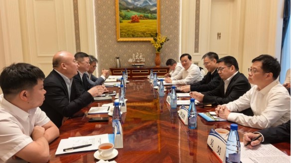 佛山代表团唐屹峰一行与肖志海主席在新疆昌吉座谈交流